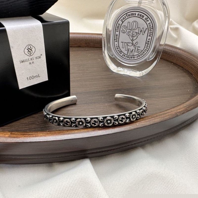 G*u*i bracelets